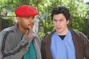 Um seinen gebührenden Dank zu erhalten, fährt J.D. (Zach Braff, r.) gemeinsam mit Turk (Donald Faison, l.) zu Mr. Sutton nach Hause ...