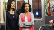 Ellie Danville (Sydney Park, r.), die Adoptivtochter von Detective Josephine Danville (Sela Ward), wird Zeugin eines brutalen Mordes: Ein junger Mann liefert sich eine heftige Auseinandersetzung mit einem älteren, gebrechlichen Senior und erschießt ihn.