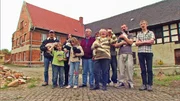 Mike (38) muss mit seiner Frau Monika (39) und den fünf Kindern umziehen. Die Großfamilie besitzt zudem auch noch 19 Tiere, sodass sie ein größeres Anwesen als neues Heim benötigen. Deshalb hat Mike ungesehen einen einhundert Jahre alten Bauernhof für nur 6.000 Euro im Internet ersteigert.