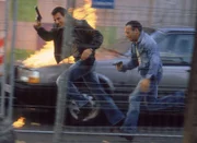 Eine Bombendrohung geht bei der Autobahnpolizei ein, und die Explosion eines Paketdienstwagens wird angekündigt. Semir erscheint zu spät am Tatort. Er wird Zeuge, wie der Transporter explodiert, und die Fahrerin stirbt. Niedergeschlagen beschließt er zu kündigen. Da ergibt eine Stimmanalyse, dass der Bombenleger der totgeglaubte 'Mr. Black' sein muss, den einzig Semirs Ex-Partner Tom Kranich jemals zu Gesicht bekommen hat. Semir trifft seinen alten Freund wieder und bittet ihn um Unterstützung. Im Bild: Eine anonyme Bombendrohung geht bei einem Paketdienst ein. Der Täter ist der tot geglaubte Bombenleger Gernod Soldan. Der einzige der sein Gesicht kennt ist Ex-Autobahnkollege Tom Kranich (René Steinke, li.). Er ist gerade in der Stadt, weil er nach seiner Beurlaubung die Austrittserklärung unterschreiben möchte. Als Semir Gerkhan (Erdogan Atalay) ihn um Unterstützung bittet, kann er nicht anders, als seinem besten Freund zu helfen.