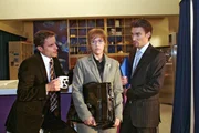 Lisa (Alexandra Neldel, M.) lässt sich von Richard (Karim Köster, r.) und Max (Alexander Sternberg, l.) überreden, eine Rede zu halten. (Dieses Foto von Alexandra Neldel darf nur in Zusammenhang mit der Berichterstattung über die Serie "Verliebt in Berlin" veröffentlicht und verbreitet werden.)