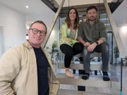 v.l.: Mark Millar, Shereen und Ryan in ihrer Luxusimmobilie in Schottland.