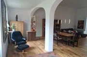 Den 260qm große alte Ballsaal wurde geteilt. In die hintere Wohnung mit der Bühne sind die Bauherren eingezogen. Die Bögen konnten erhalten werden.