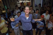 Bastis Partygäste wundern sich, warum seine Schwester Alex (Wolke Hegenbarth) so ausgelassen ist. Sie hat wohl die Wirkung der Bowle unterschätzt, in die die Jungs heimlich Wodka geschüttet haben...