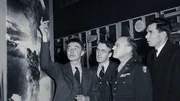 Robert Oppenheimer erklärt Regierungsvertretern das Prinzip der Atombombe.