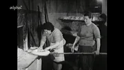 1966 - Die Familien der italienischen Gastarbeiter in Deutschland müssen sich ohne Vater behelfen: zwei Frauen beim Brotbacken in ihrem Dorf in Italien.