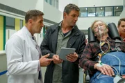Dr. Alexander Kahnweiler (Mark Keller, l.) und Dr. Martin Gruber (Hans Sigl, M.) sprechen über die Biopsie-Ergebnisse von Herbert Sattler (Oliver Stritzel, r.), der wegen eines Kreislaufzusammenbruchs ins Krankenhaus eingeliefert wurde.