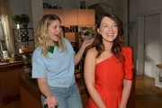 Alicia (Josefin Bressel, l.) freut sich mit Lilly (Iris Mareike Steen).
