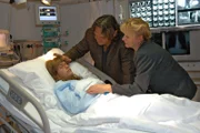 Zutiefst besorgt besuchen Bernd (Volker Herold, M.) und Helga (Ulrike Mai, r.) Lisa (Alexandra Neldel, l.) im Krankenhaus.