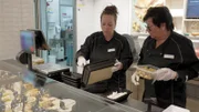 S02E38: Sandra startet derweil in ihren ersten Arbeitstag. Brigitte zeigt ihr die wichtigsten Stationen, bis Gabi sie an der Fleischtheke in Empfang nimmt. Kurz darauf steht Sandra allein da und meistert ihre erste Herausforderung souverän.