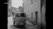 Dieser italienische Fischer hat in Deutschland als Gastarbeiter gejobbt, um sich seinen Lieferwagen zu finanzieren. Er ist inzwischen zu seiner Familie zurückgekehrt.