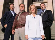 v.li.: Max Gertsch als Kriminalkommissar Ralf Bongartz, Wolfgang Bathke als Kriminalhauptkommissar Stefan Kehler, Britta Schmeling als Staatsanwältin Charlotte Glaser und Henry van Lyck als Oberstaatsanwalt Gerhart Lotze.