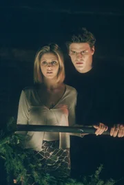 Buffy (Sarah Michelle Gellar, l.) und Angel (David Boreanaz, r.) wollen verhindern, dass der Dämon, der Richter genannt wird, zum Leben erweckt wird ...