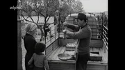 Dieser italienische Fischer hat in Deutschland als Gastarbeiter gearbeitet, um sich seinen Lieferwagen zu finanzieren. Er ist inzwischen zu seiner Familie zurückgekehrt.