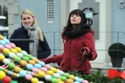 Nina und Yvi schmücken hingebungsvoll den Dorfbrunnen. Von links: Yvonne Preissinger (Alexa Eilers) und Nina Kreutzer (Andrea Schmitt).
