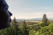Ronja von Rönne blickt auf das Isartal und stellt sich die Frage, wie wir uns wieder stärker mit der Natur verbinden können.