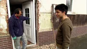 Der 17-jährige Kayhan (re.) und sein Vater Berhan (li.) renovieren gemeinsam ein Schnäppchenhaus...