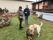 Corinna und Hundetrainer Marcel Wunderlich mit Beaglehündin Fine und Labradordame Fee.