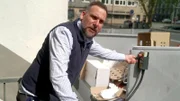S02E35: Yusuf will Udo zeigen, dass er ein echter Allrounder ist. Als die Müllpresse streikt, macht er sich auf die Suche nach dem fehlenden Ersatzteil.
