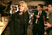 Agent Barrett (Peter Flemming, mi.) zeigt Carter (Amanda Tapping, li.) und Daniel (Michael Shanks, re.) eine riesige Sammlung alter ägyptischer Artefakte....