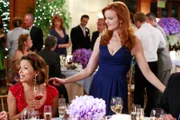 DESPERATE HOUSEWIVES - "We're So Happy You're So Happy" - Secrets come out in the open, while others continue to unfold. Lynette entdeckt, dass ihr Sohn Porter eine sanfte Seite hat, die sie als liebenswert empfindet; Gaby versucht humorvoll, ihren sozialen Abstieg zu verbergen; und die Zeit ist gekommen, dass die Männer in Susans Leben sich treffen. Während Bree beginnt, den Druck zu spüren, Ehe und Karriere zu balancieren, wird Edie daran erinnert, wie feindlich die Nachbarn in der Wisteria Lane sein können, und eine misstrauische Mrs. McCluskey bittet Katherine um Hilfe, um mehr über ihren neuen Nachbarn Dave herauszufinden.
