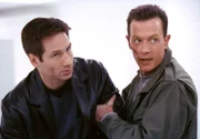 Fox Mulder (David Duchovny, l.); John Doggett (Robert Patrick, r.)