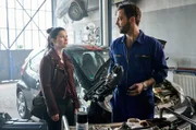 In der Autowerkstatt stellt Ada Holländer (Anna Fischer, l.) ihren Ex-Freund André Schulz (Aleksandar Tesla, r.) zur Rede.
