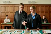 Ada Holländer (Anna Fischer, im HG l.) und ihr Halbbruder Ringo (Tim Kalkhof, im HG r.) müssen sich wegen Drogenbesitzes vor Gericht verantworten. Können Max Baerfeld (Christoph Letkowski, l.) und Romy Heiland (Lisa Martinek, r.) ihre Unschuld beweisen?