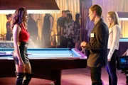 "CSI: Vegas", "Man stirbt nur zweimal." Die Kosmetikerin Mary Haymond ist geschockt. Ist ihr doch ein verwirrter Mann vors Auto gelaufen. Bei der Untersuchung der Leiche stellt sich heraus, dass das Opfer schon vor dem Unfall schwer verletzt war. Als der Mann wenig später als Jimmy Turelli identifiziert werden kann, kann das CSI-Team die letzten Stunden des Mannes rekonstruieren. Anscheinend wurde Turelli in einer Billard Bar verletzt. Der Profispieler Calvin Tate rückt damit ins Zentrum der Ermittlungen. Im Bild (v.li.): Melanie Liburd (Natalie Barrow), Eric Szmanda (Greg Sanders), Elisabeth Harnois (Morgan Brody).