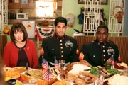 Weil Frankie (Patricia Heaton, l.) an Thanksgiving eine gute Tat vollbringen möchte, lädt sie die zwei Marinesoldaten Nick Martinez (Will F. Vasquez, M.) und Justin Howard (Nick Jones Jr., r.) zum Dinner ein. Doch dank Frankies Eltern droht das Essen zum Desaster zu werden ...