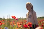 Im Gegensatz zu ihrem Bruder fühlt sich Holly (Flora Ofelia Hofmann Lindahl) in ihrer Familie schon seit längerer Zeit isoliert.