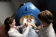 Dr. Alison Cameron (Jennifer Morrison, l.) und ihr Kollege Dr. Robert Chase (Jesse Spencer) untersuchen die Nonne Marie Augustine (Elizabeth Mitchell), die unter einer rätselhaften Erkrankung leidet.