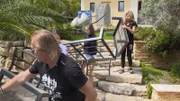 Die bestellten Lounge- und Terassenmöbel müssen aufgebaut werden und in der „Villa Geissini“ einen angemessenen Platz finden.