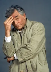 Seine Markenzeichen sind der Knittermantel und sein unübertroffener Spürsinn: Lt .Columbo (Peter Falk).