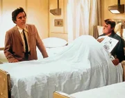 Peter Falk als Columbo, l.