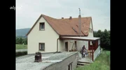 1986 - im fränkischen Miltenberg leben viele Gastarbeiter und ihre Familien aus Portugal - so wie Verissimo. Er hat das Haus der Familie selbst gebaut, mit Hilfe seiner Frau und seiner Freunde.