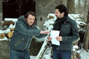 Flori kriegt bei seiner Schatzsuche Konkurrenz und schickt Fredl bewusst auf eine falsche Fährte. Von links: Florian Brunner (Tommy Schwimmer) und Fredl (Levent Özdil).