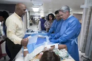 Richard (James Pickens Jr., l.) und Maggie (Kelly McCreary, 2.v.l.) sind nicht begeistert von der Vorgehensweise Dr. Maxwells (Mark Moses, r.). Immerhin geht es um das Überleben von Miranda ...
