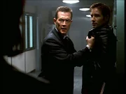 Doggett (Robert Patrick, M.) vertraut Mulder (David Duchovny, r.) nicht mehr und bedroht ihn mit einer Waffe.