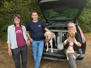 V.l.: Nina, Trainer Marcel Wunderlich, Labradorhündin Fee, Beaglehündin Fine, Corina.