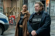 Lulu (Sabrina Ceesay) und Erichsen (Armin Rohde) im Einsatz.