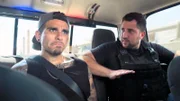 Ein flüchtiger Jäger (r.) und der Verdächtige (l.) sitzen auf dem Rücksitz eines Autos.