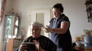 Sandra wagt eine Typveränderung und lässt Franziska an ihre Haare