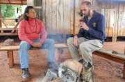 Der Landarzt Javier Allara (re.) betreut mehrere Indio-Gemeinschaften im Norden Argentiniens. Von ihnen lässt er sich in die Heilkräfte des Mate-Tees einweihen.