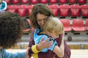 Seine Pflegemutter Dorte (Lone Rødbroe, li.) begleitet Theo (Noah Storm Otto, re.) zum Fußballtraining. Dort taucht entgegen der Anweisungen des Jugendamtes seine leibliche Mutter Dea (Christine Albeck Børge, Mi.) auf.