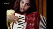 1986 - im fränkischen Miltenberg leben viele Gastarbeiter und ihre Familien aus Portugal - so wie die 12-jährige Monika; sie spielt Lieder aus ihrer Heimat auf dem Akkordeon.
