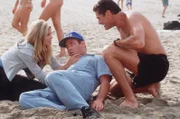 Jessie (Brooke Burns) hat die Nervensäge Ed (Jeff Altman, M.) als Trainer engagiert. Mitch (David Hasselhoff) lacht über den Mißgriff.