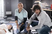 Semir (Erdogan Atalay) und Ben (Tom Beck, r.) beraten das weitere Vorgehen. Sie sind von den Gangstern eingekesselt, brauchen jedoch dringend Hilfe für ihre schwer verletzte Chefin Krüger (Katja Woywood)...