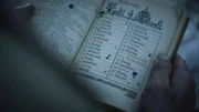 Eine Person hält ein Buch in ihrer Hand