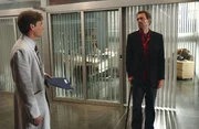 Dr. James Wilson (Robert Sean Leonard, l.) bittet Dr. House (Hugh Laurie, r.) in einem sehr schwierigen Fall um Hilfe.